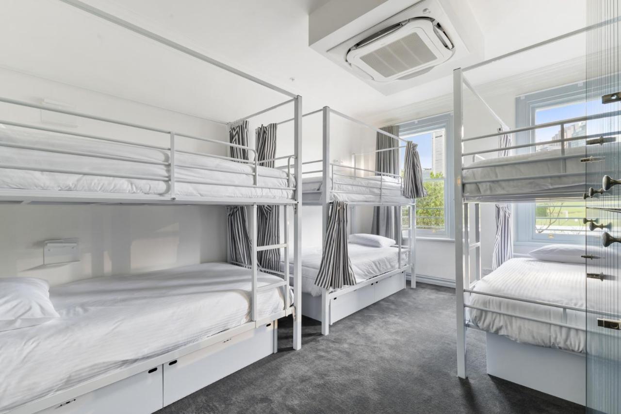Cama en habitación compartida femenina de 6 camas