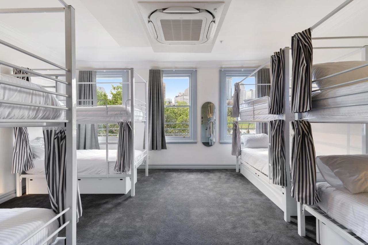 Cama en habitación compartida femenina de 8 camas